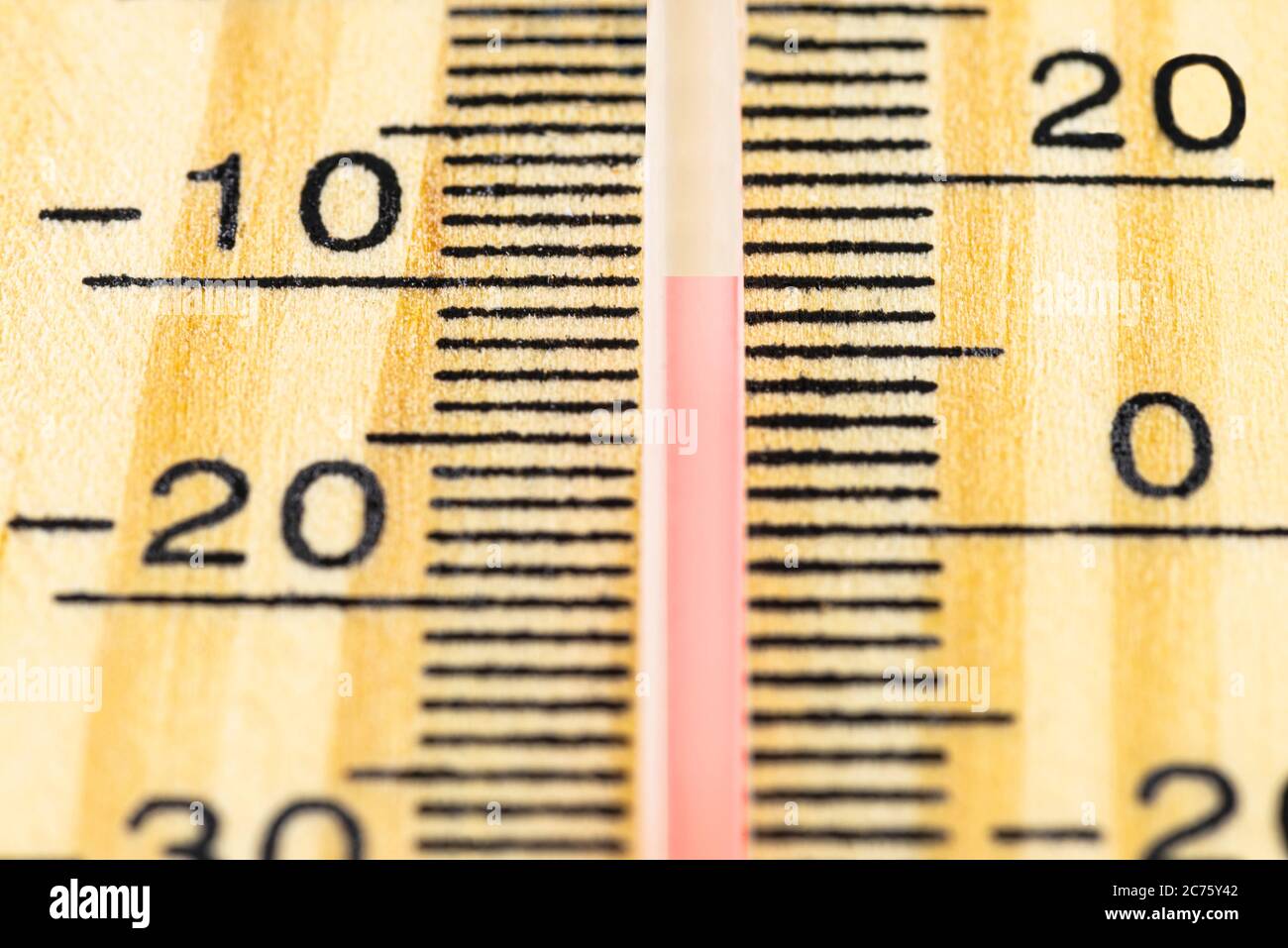 Un macro-shot di un classico termometro in legno che mostra una temperatura di -10 gradi Celsius, 14 gradi Fahrenheit. Foto Stock