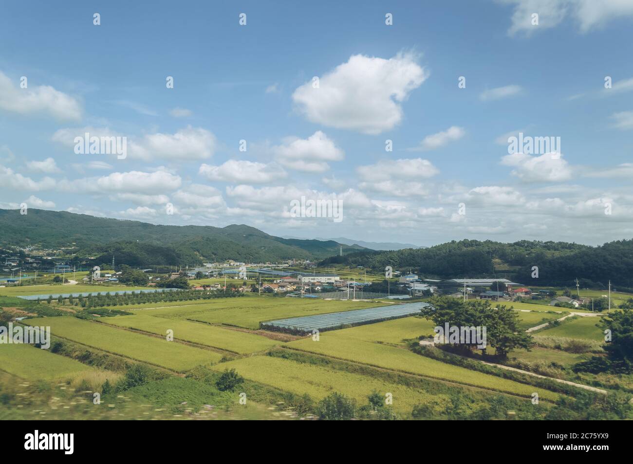 vista sul piccolo villaggio coreano con campi agricoli e montagne circostanti Foto Stock