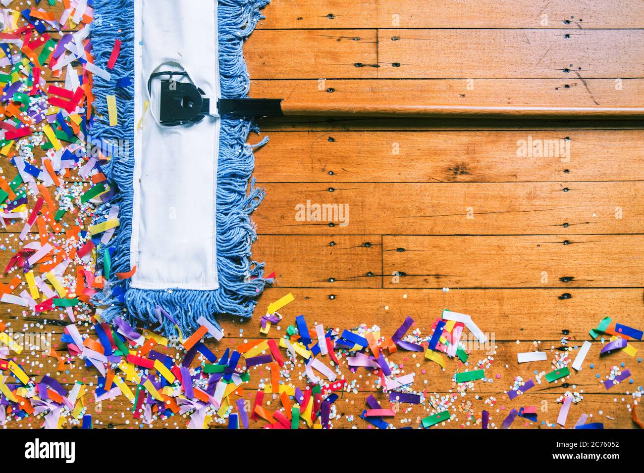 Un passeggino ripulire i confetti dopo una festa o una festa. Foto Stock