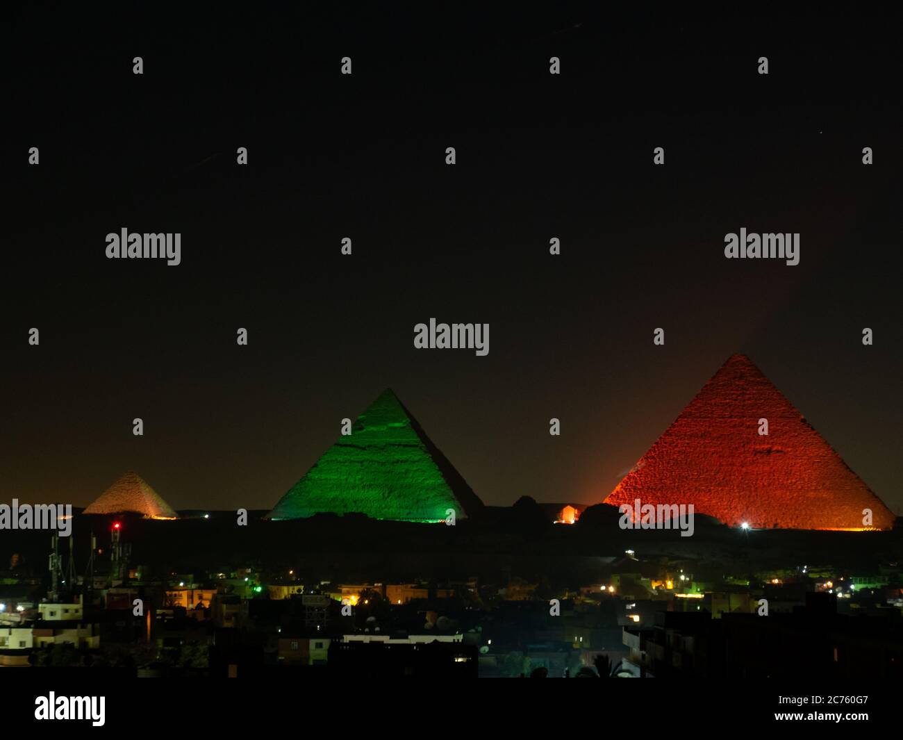 piramidi con skyline di giza di notte con spettacolo di luci Foto Stock