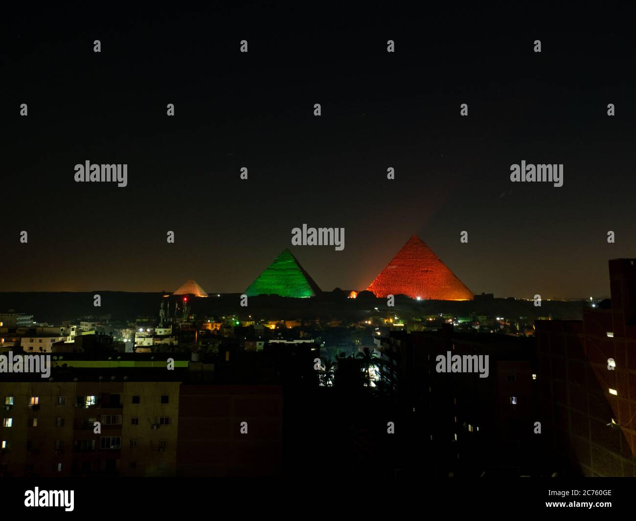 piramidi con skyline di giza di notte con spettacolo di luci Foto Stock