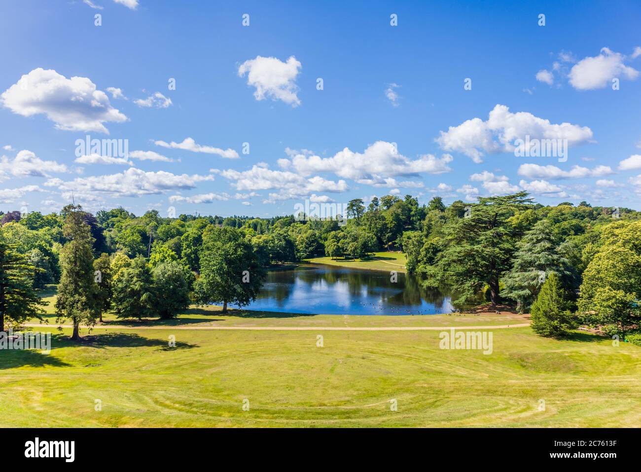 Vista panoramica in estate in una giornata di sole sul Claremont Landscape Garden e il suo lago vicino a Esher, Surrey, Inghilterra sud-orientale Foto Stock