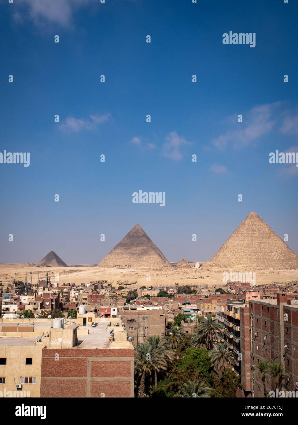 lo skyline di giza e le piramidi sullo sfondo Foto Stock