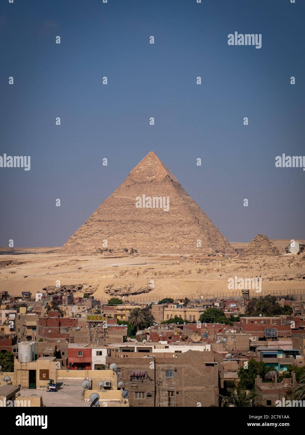 lo skyline di giza e le piramidi sullo sfondo Foto Stock