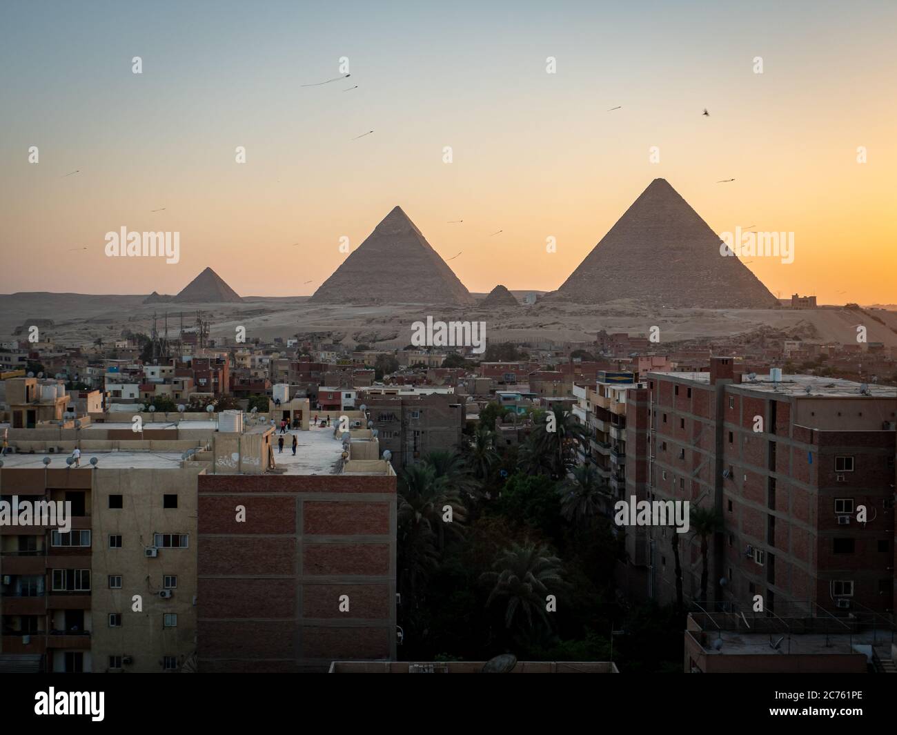 tutti gli egiziani si riuniscono al tramonto sui tetti Foto Stock