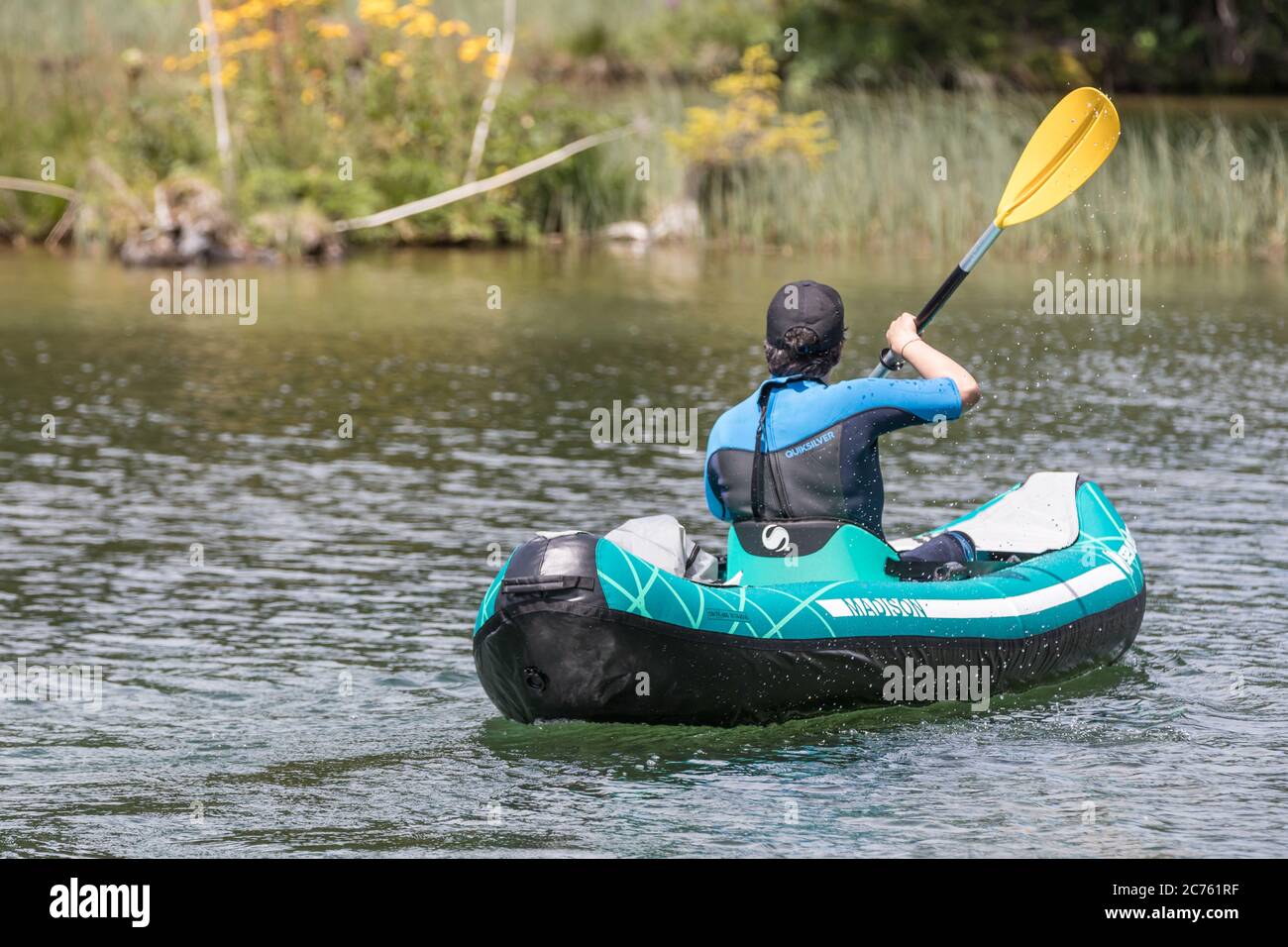 uomo in kayak in neoprene su un lago Foto Stock
