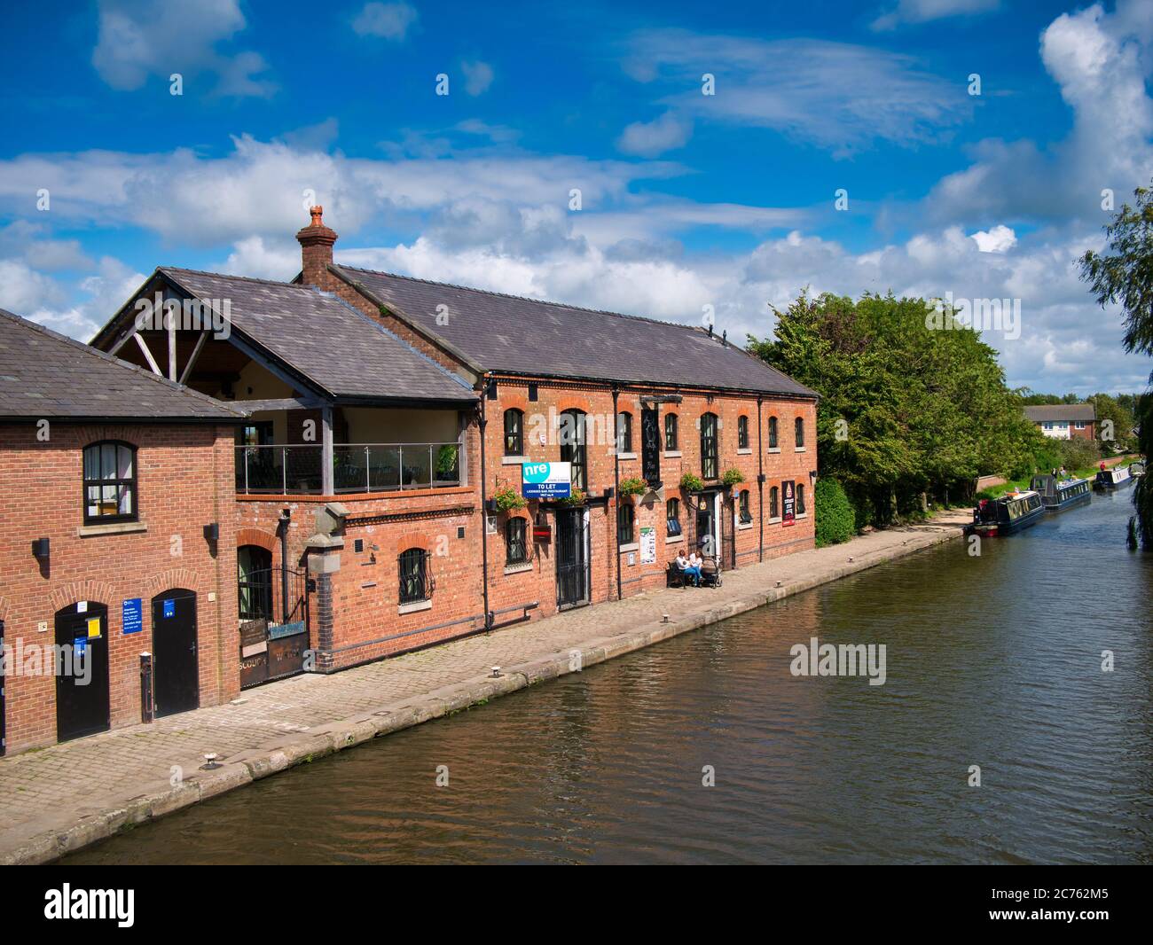 Il magazzino e la casa di provenienza (deposito per alimenti di animali secchi) a Burscough Wharf sul canale di Leeds a Liverpool a Burscough, Lancashire. Foto Stock