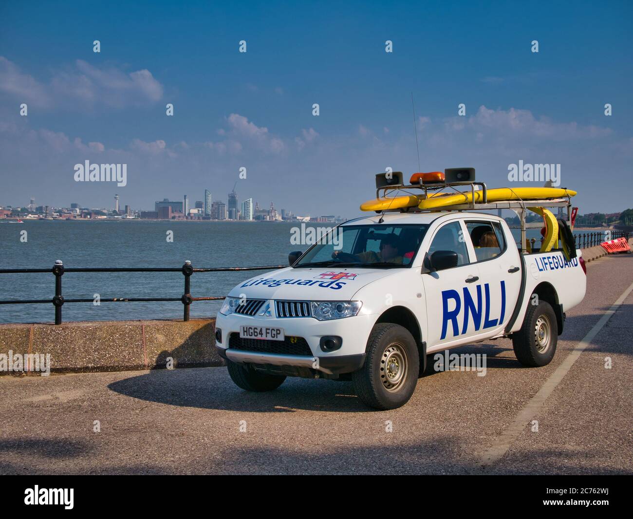 Un team RNLI in attesa per aiutare i nuotatori in difficoltà a New Brighton sul fiume Mersey Foto Stock