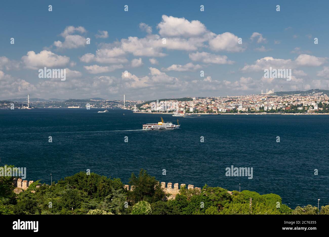 Lo Stretto del Bosforo e Ponte sul Bosforo nella città di Istanbul, Turchia Foto Stock
