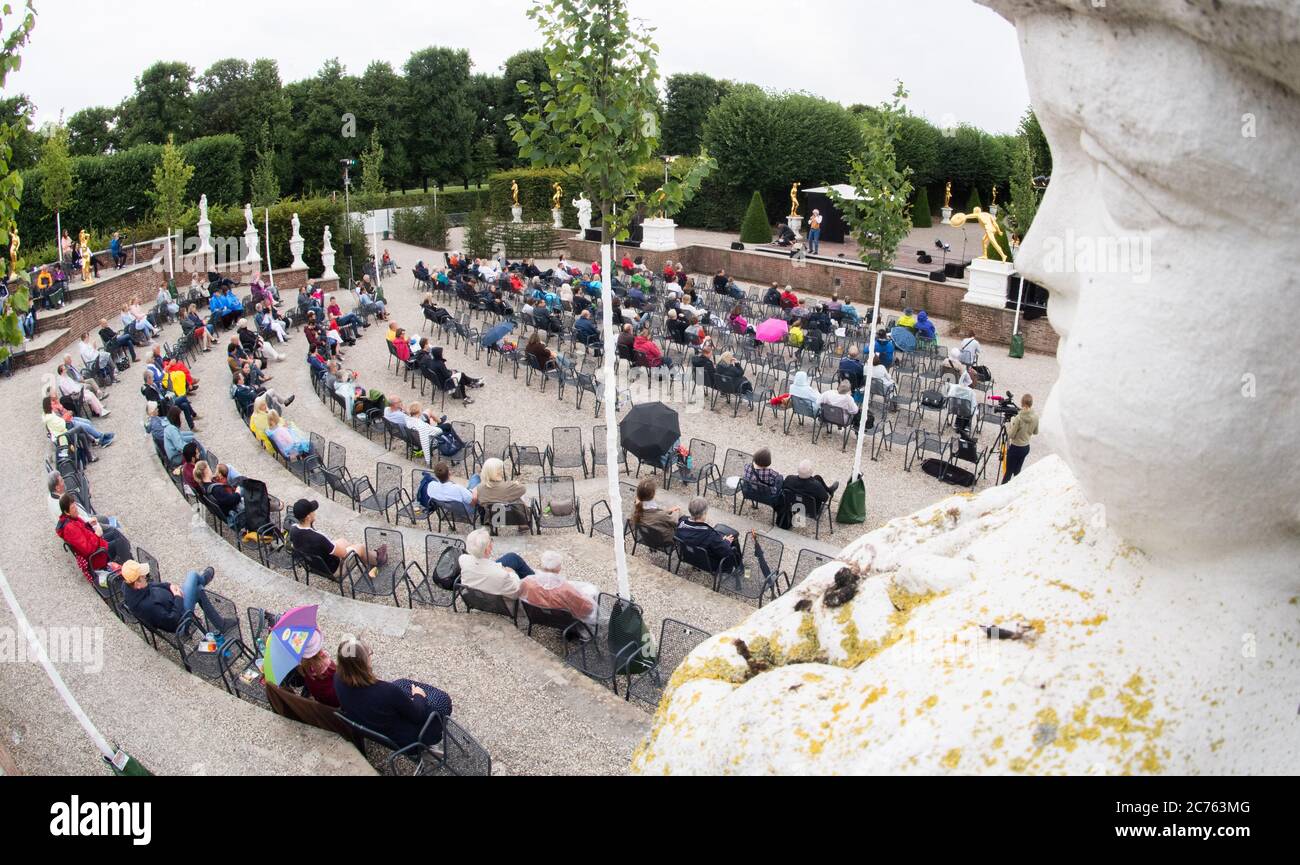 Hannover, Germania. 14 luglio 2020. I visitatori si siedono al Best of Kleines Fest nel giardino teatro Herrenhausen. Dopo che gli organizzatori hanno dovuto annullare il 'Kleines Fest im Großen Garten' a causa della pandemia di Corona, il popolare festival di cabaret si svolge solo su piccola scala quest'anno. Le famose star della scena tedesca di cabaret si esibiranno nel Garden Theatre di Herrenhausen Gardens fino al 3 agosto. Credit: Julian Stratenschulte/dpa/Alamy Live News Foto Stock