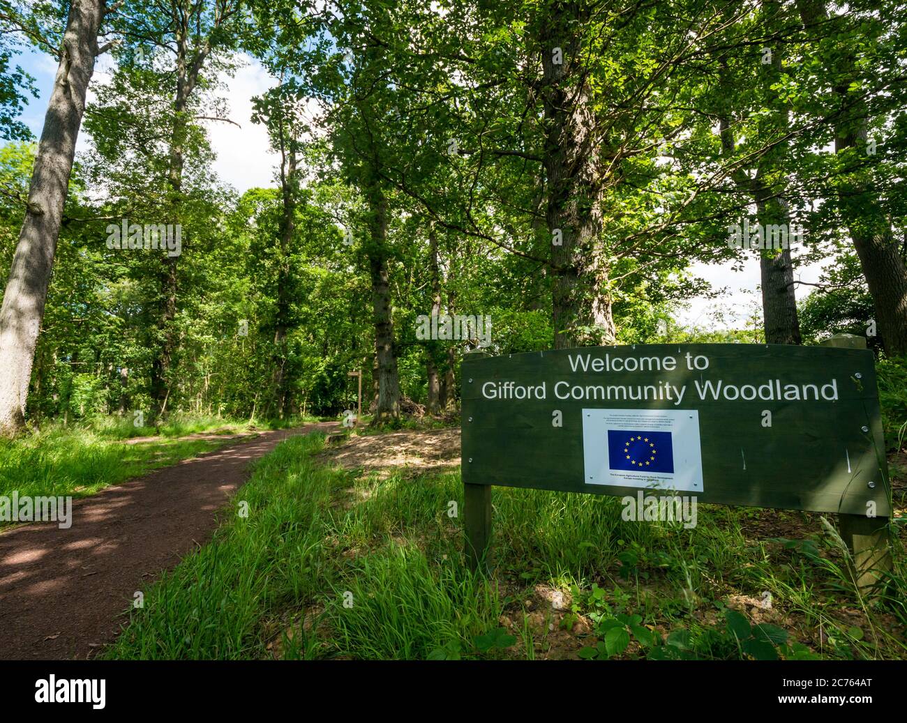 Cartello di benvenuto al Gifford Community Woodland finanziato da European Rural Development, East Lothian, Scozia, Regno Unito Foto Stock