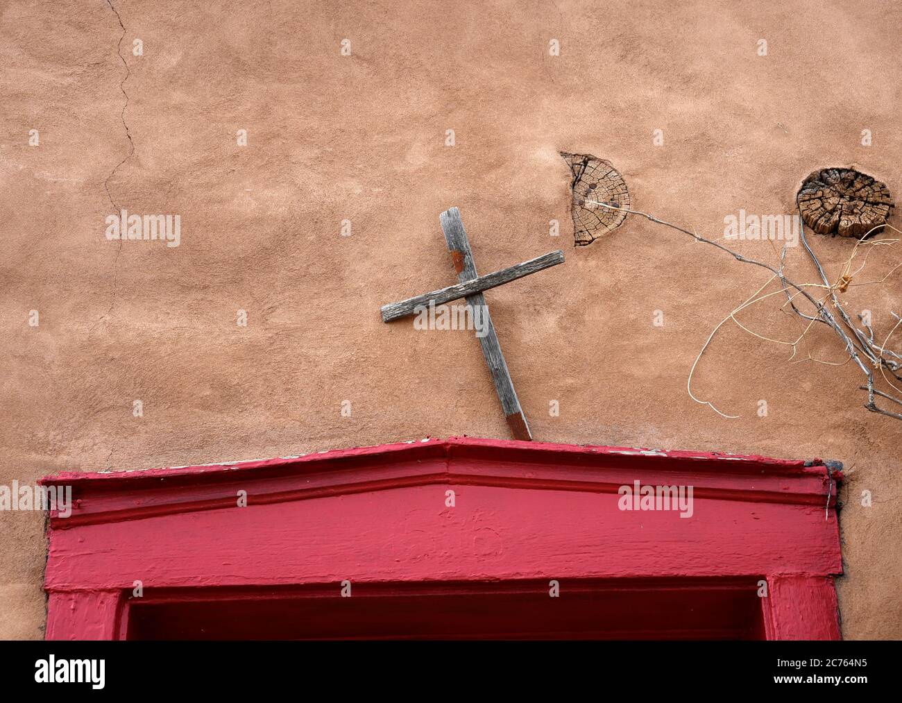Una croce di legno fatta in casa esposta sopra l'ingresso di una galleria d'arte a Santa Fe, New Mexico USA Foto Stock