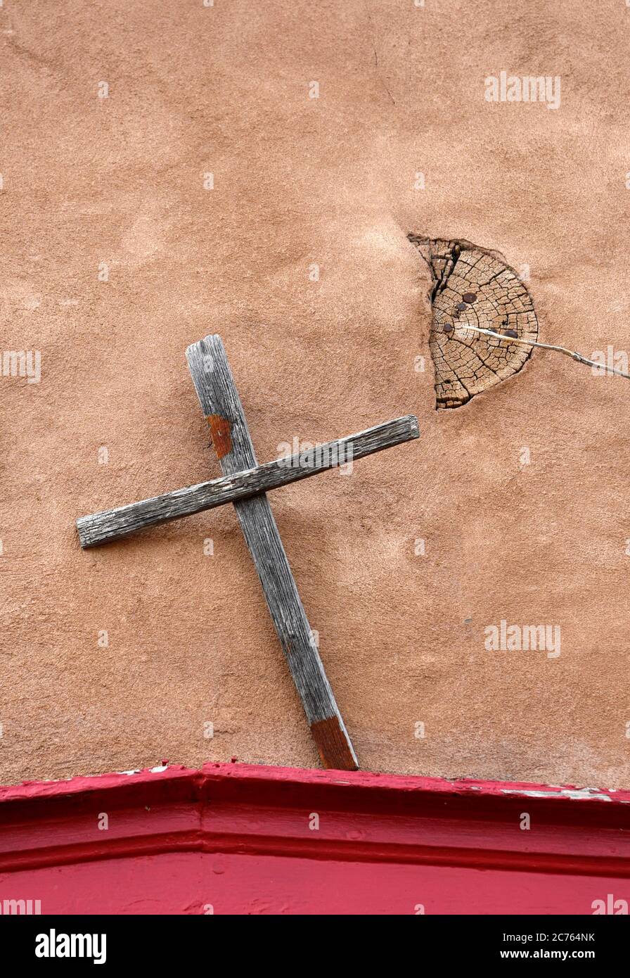 Una croce di legno fatta in casa esposta sopra l'ingresso di una galleria d'arte a Santa Fe, New Mexico USA Foto Stock