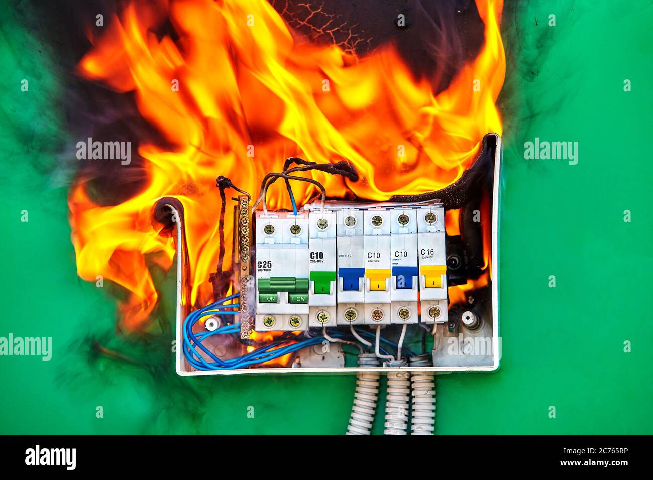 Corto circuito e sovraccarico negli interruttori automatici hanno causato un incendio elettrico. Pericolo di accensione quando si utilizzano cavi difettosi in un impianto elettrico domestico. Bruciare swit Foto Stock