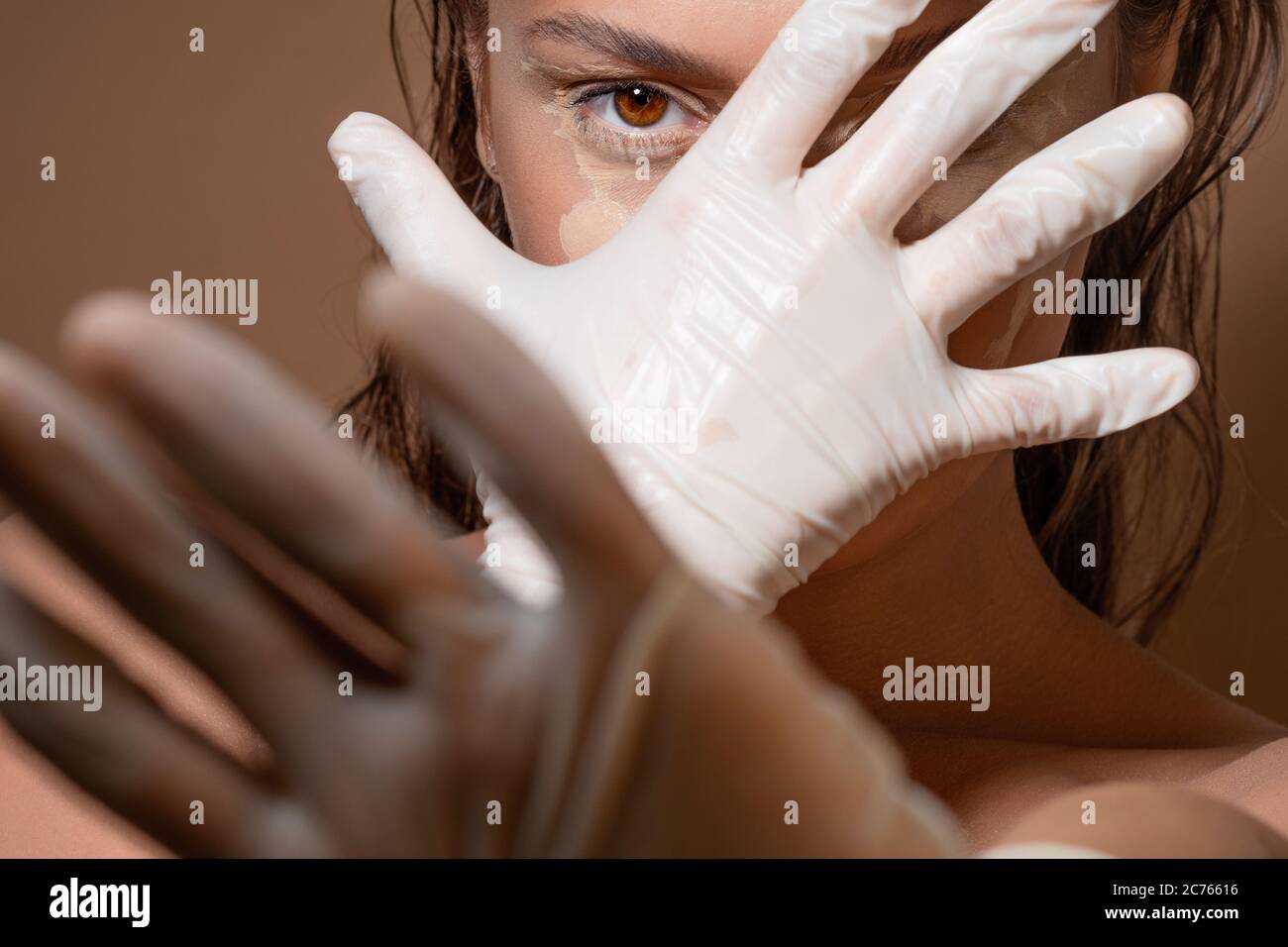 Ritratto concettuale di una giovane bella ragazza con la grafica del viso sotto forma di una mappa del mondo. Macchie luminose sulla pelle abbronzata, il mondo con le lacrime. Foto Stock