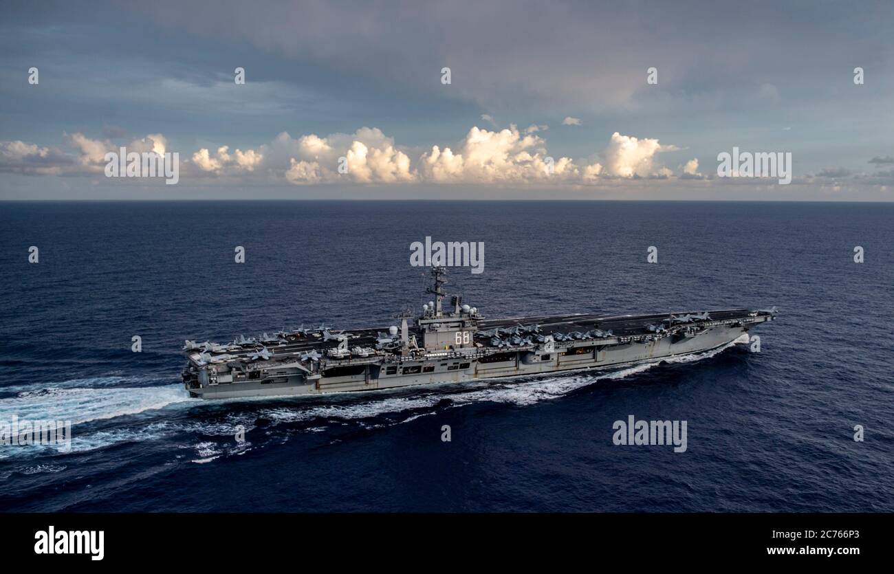 La portaerei della marina statunitense di classe Nimitz USS Nimitz transita durante le operazioni a doppio vettore con la USS Theodore Roosevelt 21 giugno 2020 nel Mare delle Filippine. Foto Stock