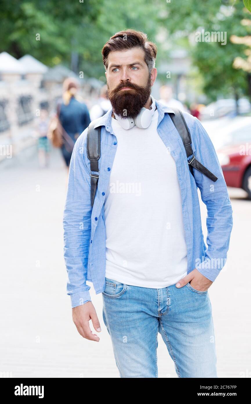 È abbastanza informale. Hipster in stile informale urbano all'aperto. Uomo  con bearded indossa abiti casual. guardaroba casual. Negozio di  abbigliamento da uomo. Tendenza moda. Stile alla moda. Vestiti di tutti i  giorni.