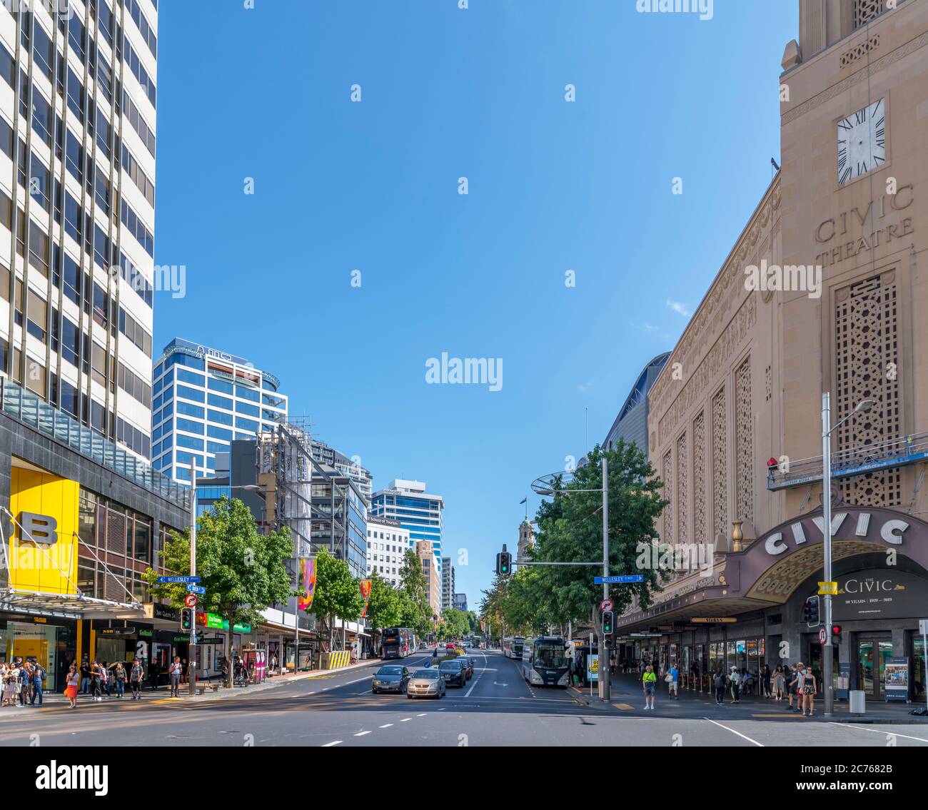 Negozi e Teatro Civico su Queen Street nel centro di Auckland, Nuova Zelanda Foto Stock