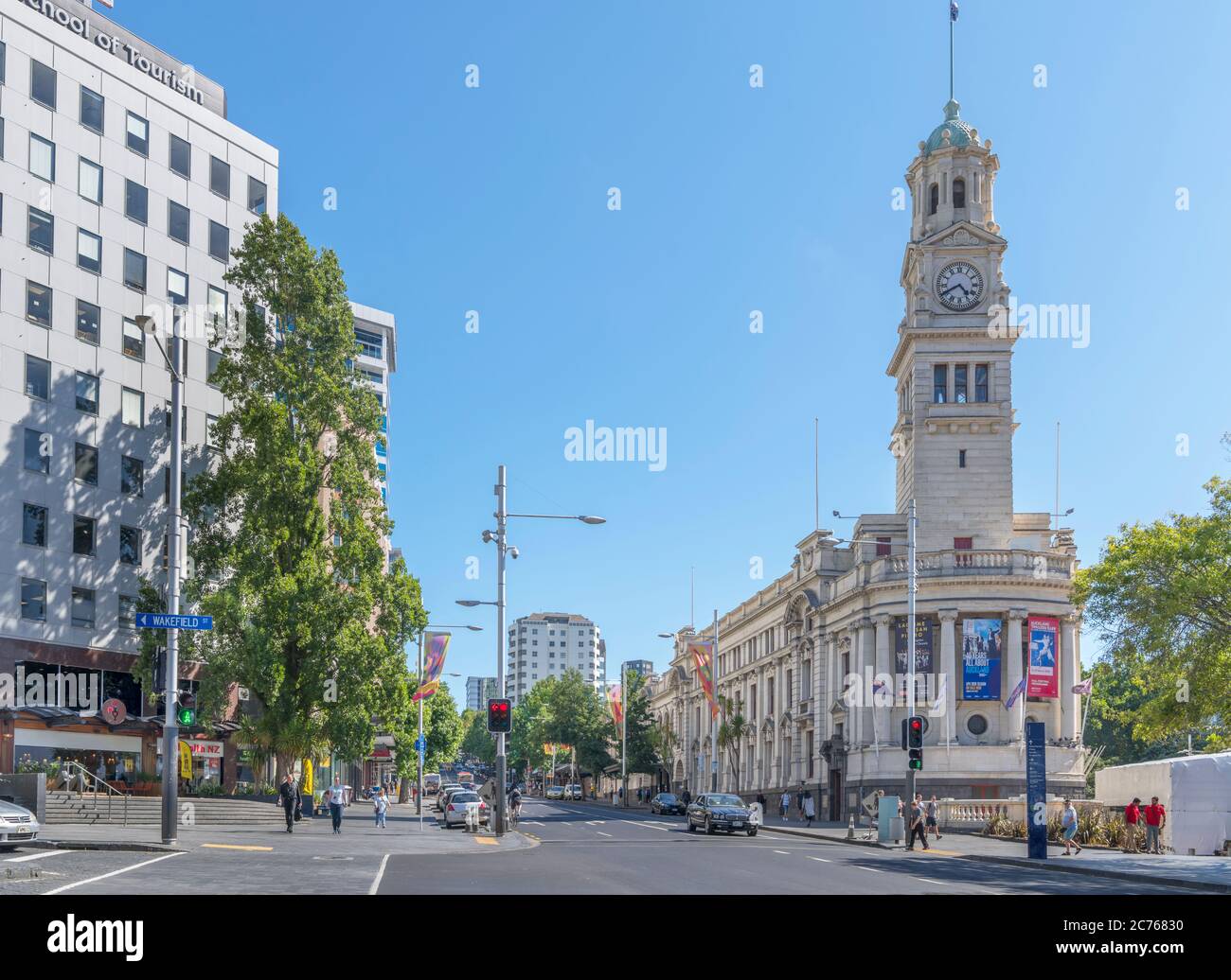 Queen Street nel quartiere finanziario centrale con il Municipio di Auckland sulla destra, Auckland, Nuova Zelanda Foto Stock
