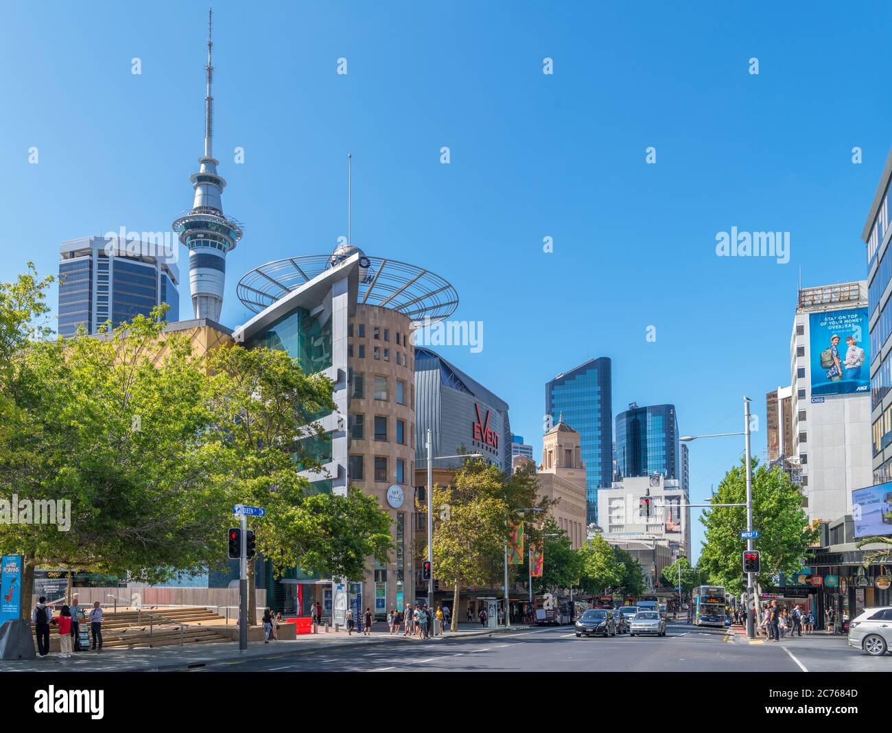 Queen Street guardando verso la Sky Tower nel centro di Auckland, Nuova Zelanda Foto Stock