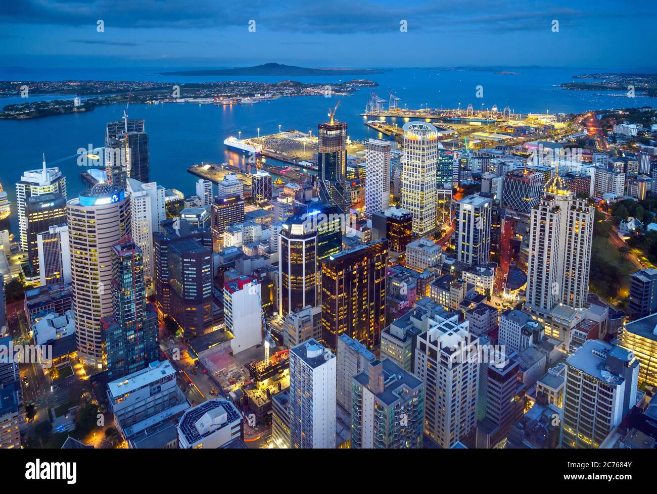 Vista sul quartiere finanziario centrale di notte dalla piattaforma di osservazione della Sky Tower, Auckland, Nuova Zelanda Foto Stock