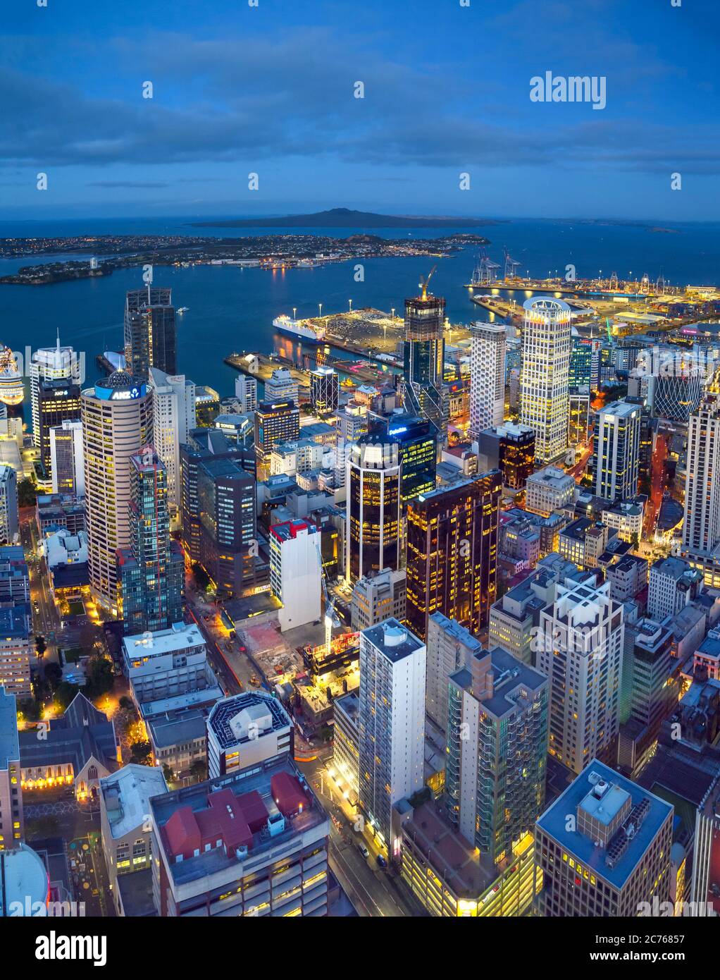 Vista sul quartiere finanziario centrale di notte dalla piattaforma di osservazione della Sky Tower, Auckland, Nuova Zelanda Foto Stock