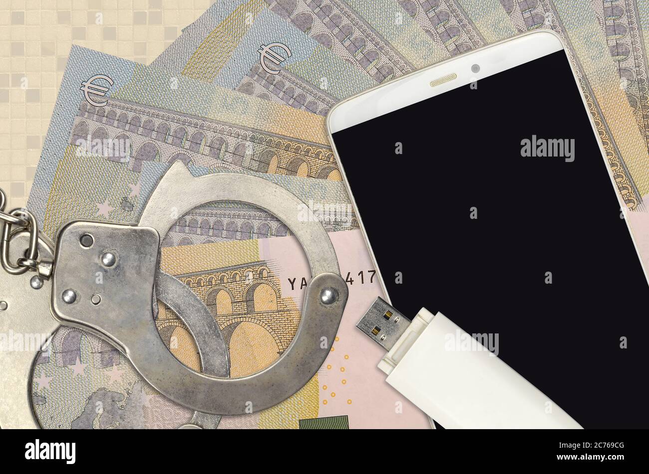 bollette da 5 euro e smartphone con polsini. Concetto di attacchi di phishing da parte di hacker, truffa illegale o distribuzione online di software spyware Foto Stock
