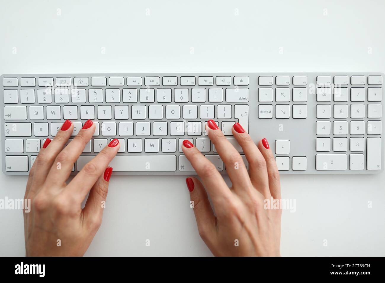 Semplice scrivania bianca in ufficio Foto Stock