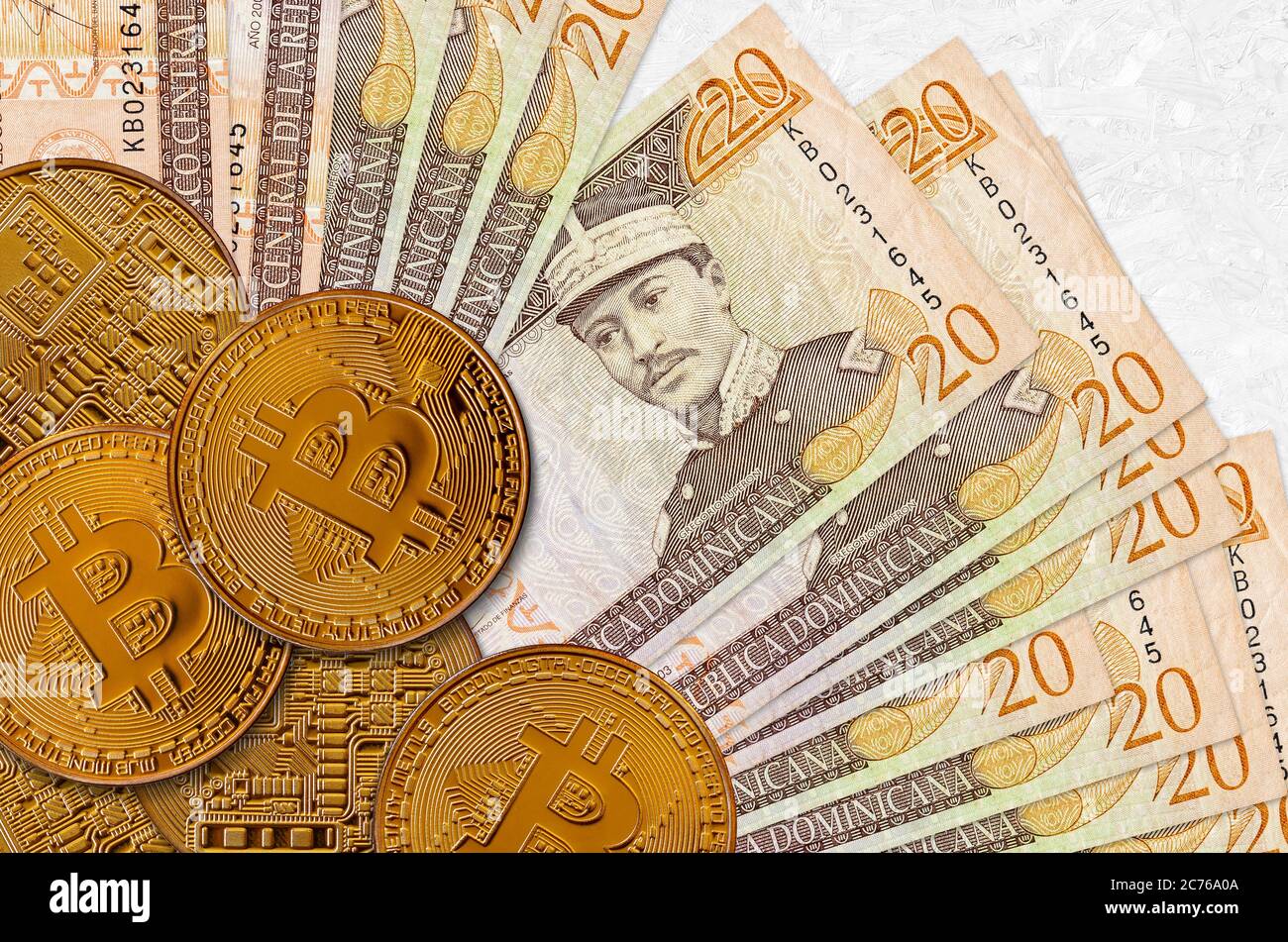 20 pesos dominicani e monete d'oro. Concetto di investimento in criptovaluta. Crypto mining o transazioni commerciali Foto Stock