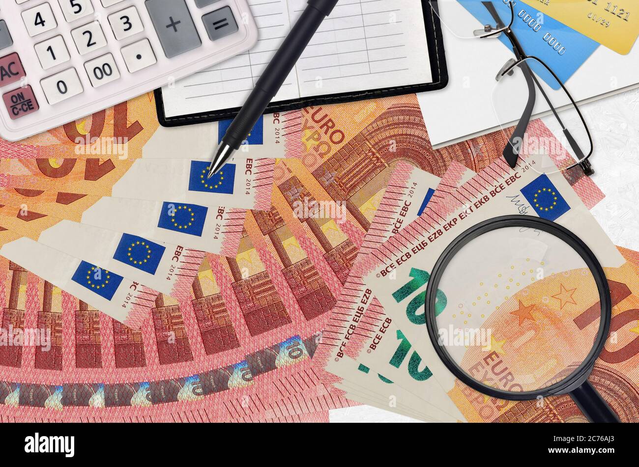 10 euro bollette e calcolatrice con occhiali e penna. Concetto di stagione  di pagamento fiscale o soluzioni di investimento. Ricerca di un lavoro con  alti guadagni salariali Foto stock - Alamy
