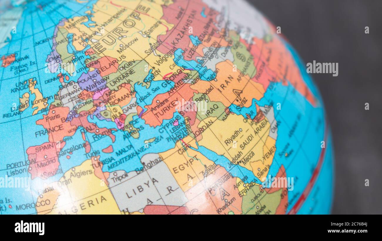 Mappa del globo incentrata sull'Europa. Francia, Germania, Grecia, Spagna,  Italia. Mappa di Unione europea. Incentrato sulla mappa dell'Europa. Globus  con mappa dell'Europa Foto stock - Alamy