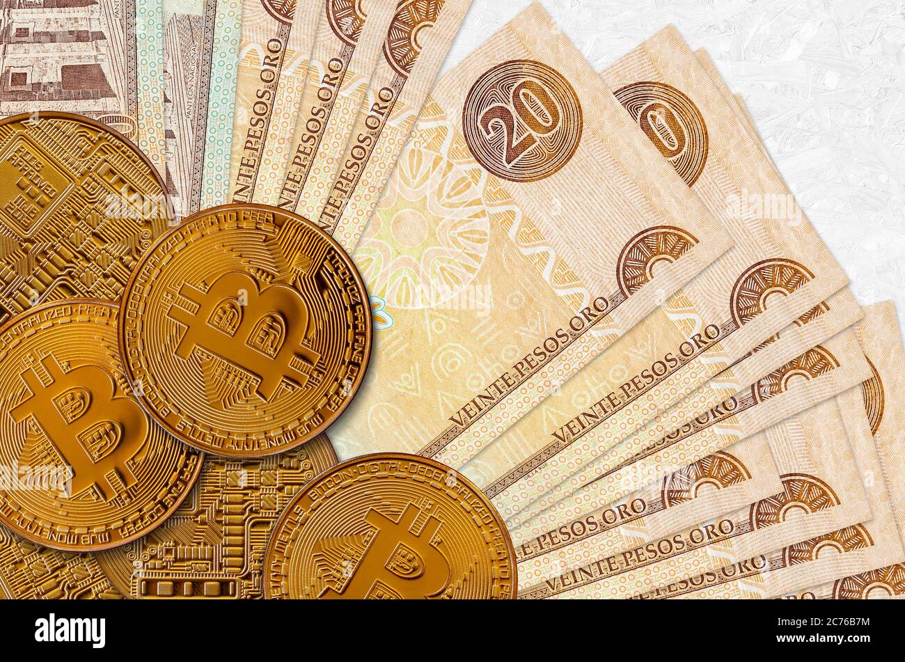 20 pesos dominicani e monete d'oro. Concetto di investimento in criptovaluta. Crypto mining o transazioni commerciali Foto Stock