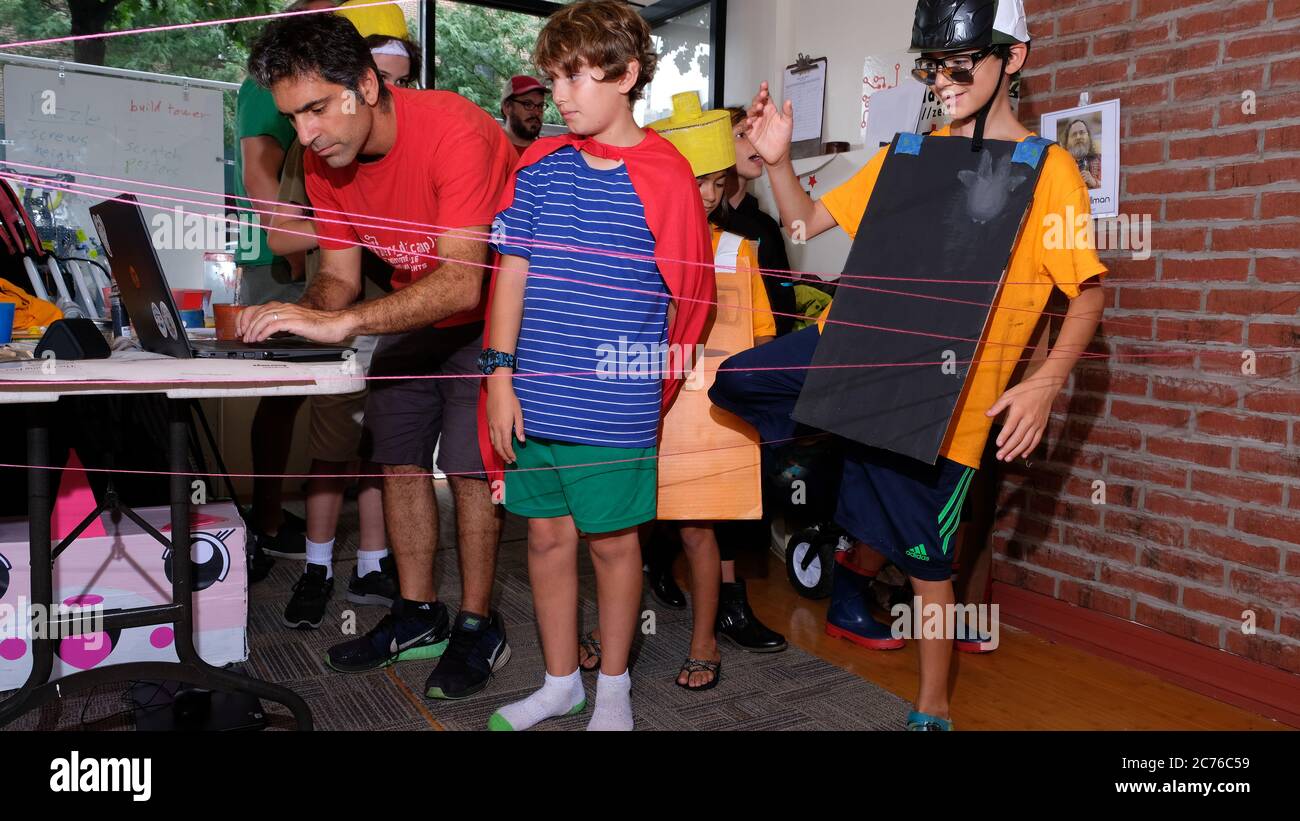Giorno Camp. Brooklyn, New York. I bambini giocano in costumi con istruttore presente. Foto Stock