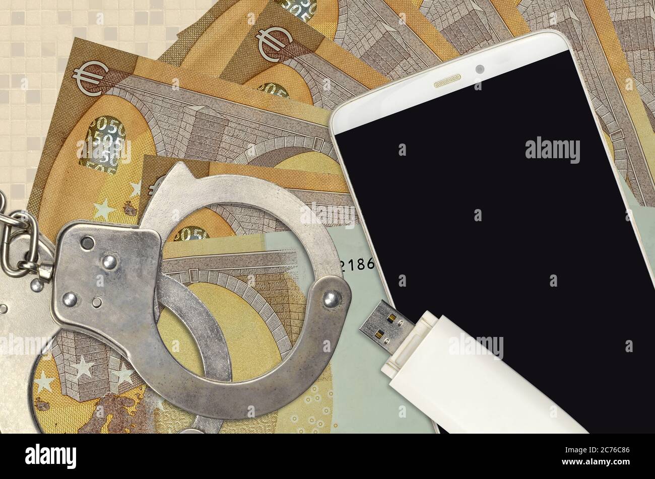 50 euro di bollette e smartphone con polsini. Concetto di attacchi di phishing da parte di hacker, truffa illegale o distribuzione online di software spyware Foto Stock