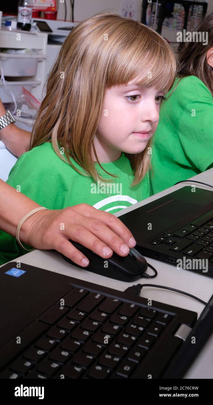 Giorno Camp. Brooklyn, New York. Campo tecnologico per bambini. Bambini che lavorano con l'istruttore sulla programmazione del computer. Modello rilasciato. Foto Stock