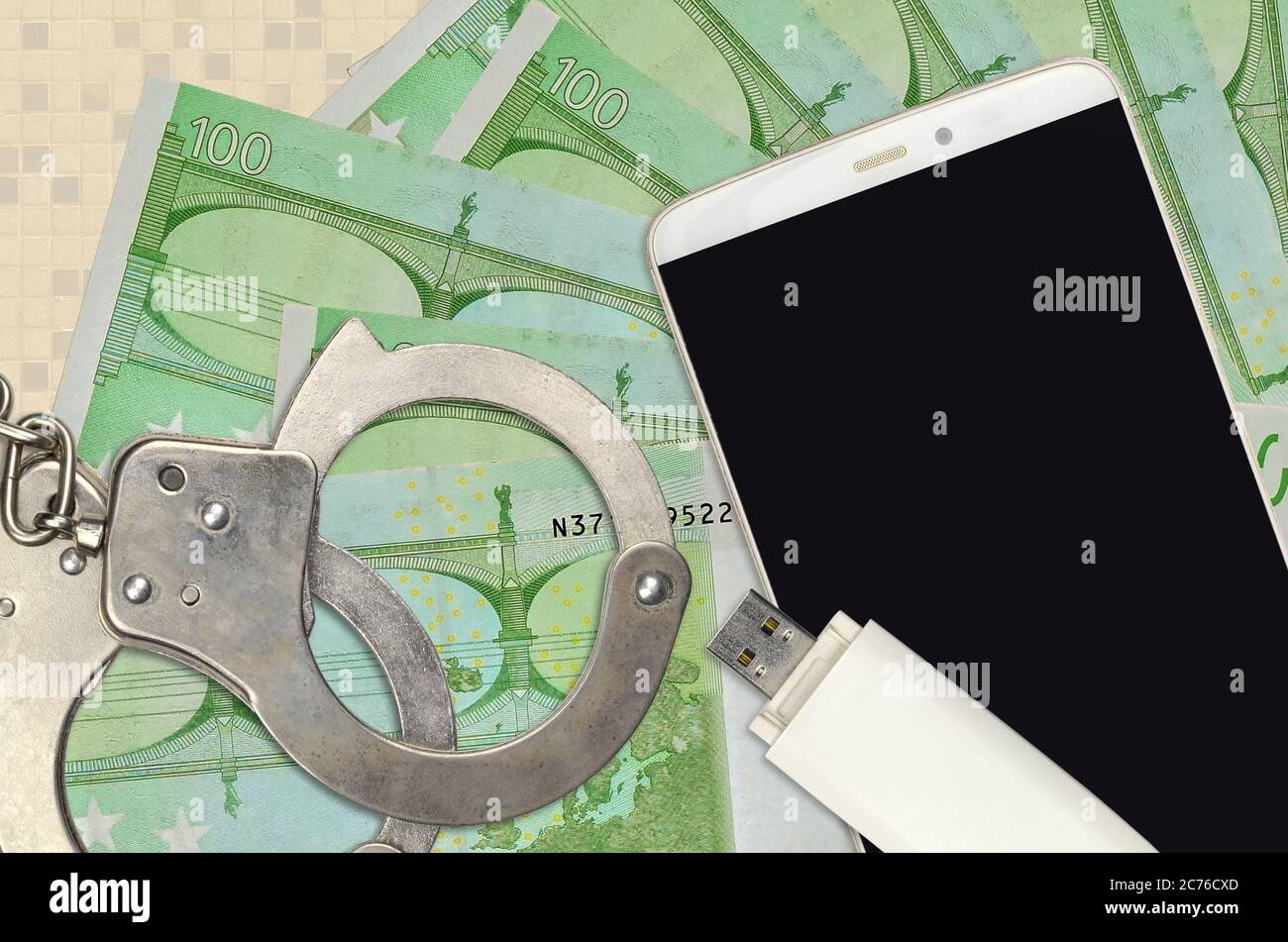 100 Euro di bollette e smartphone con polsini. Concetto di attacchi di phishing da parte di hacker, truffa illegale o distribuzione online di software spyware Foto Stock