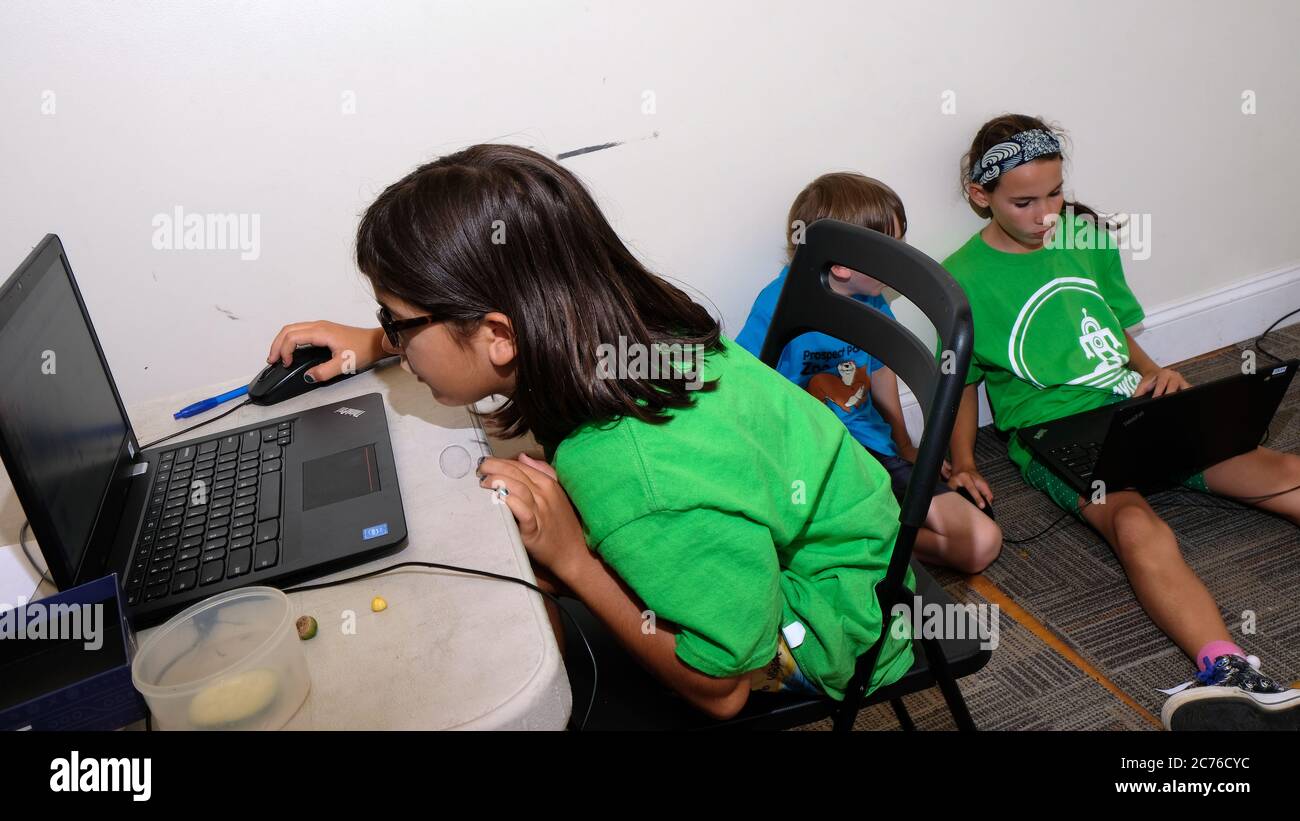 Ragazze al campo su computer portatile Foto Stock