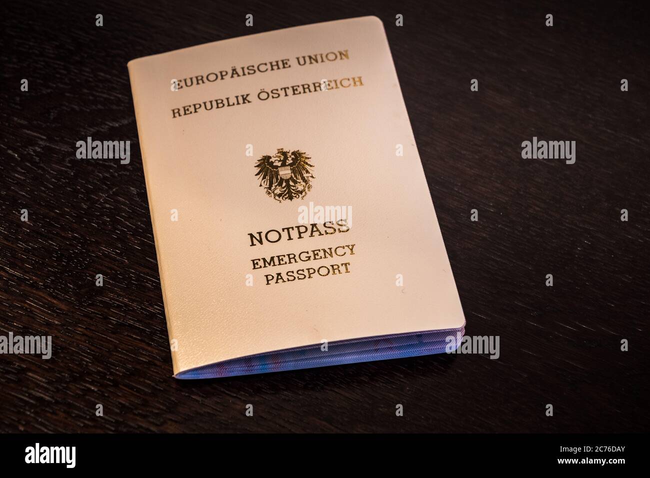 Passaporto europeo di emergenza della Repubblica d'Austria - documento di viaggio color crema dell'UE o dell'Unione europea Foto Stock