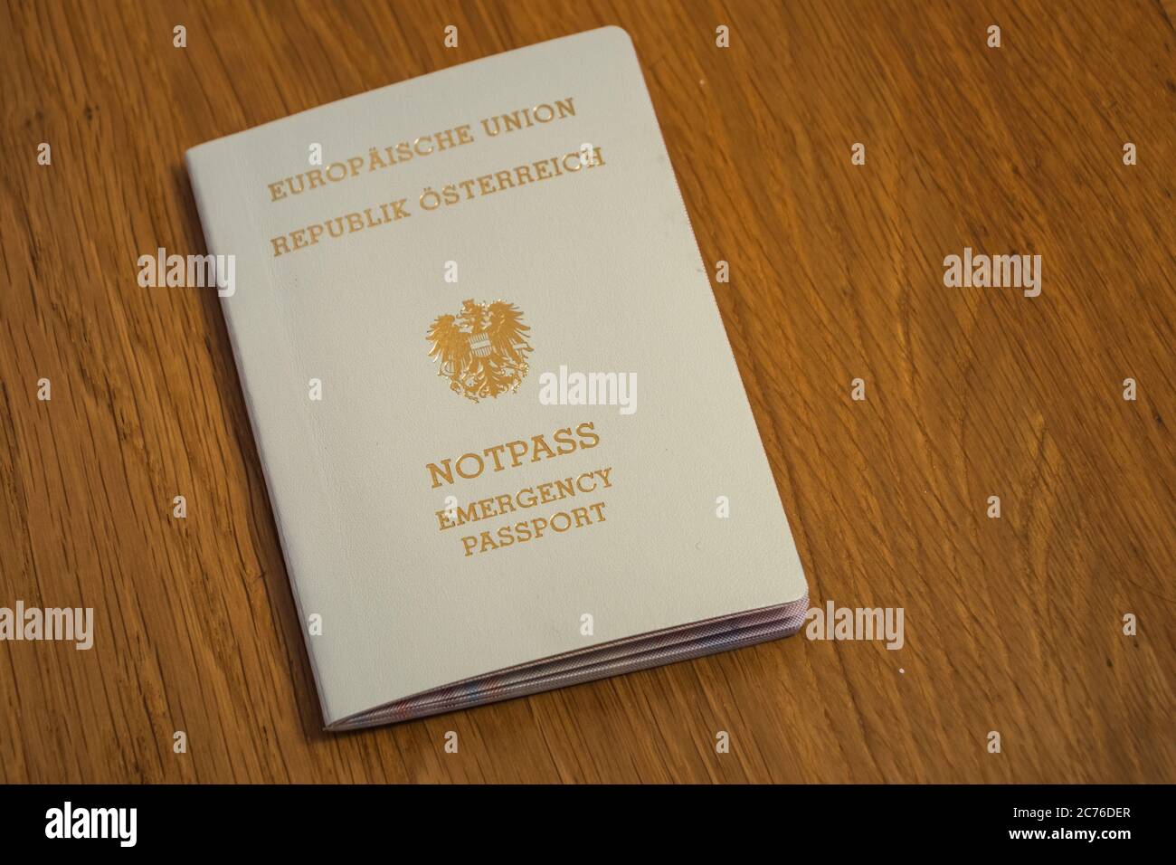 Passaporto europeo di emergenza della Repubblica d'Austria - documento di viaggio color crema dell'UE o dell'Unione europea Foto Stock
