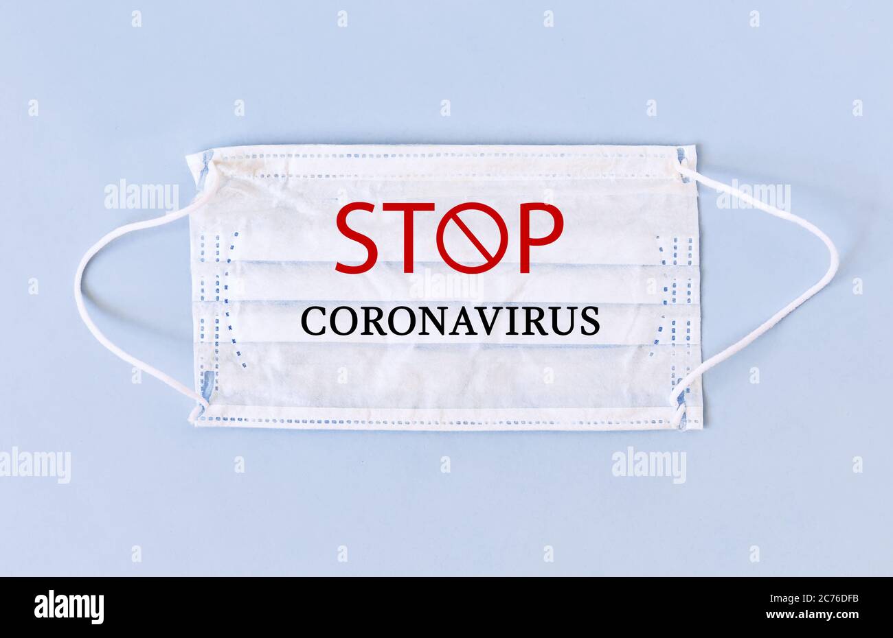 Maschera medica bianca su sfondo blu. Maschera di protezione contro virus e coronavirus. Cura sanitaria e concetto chirurgico. Novello coronavirus - 2019- Foto Stock
