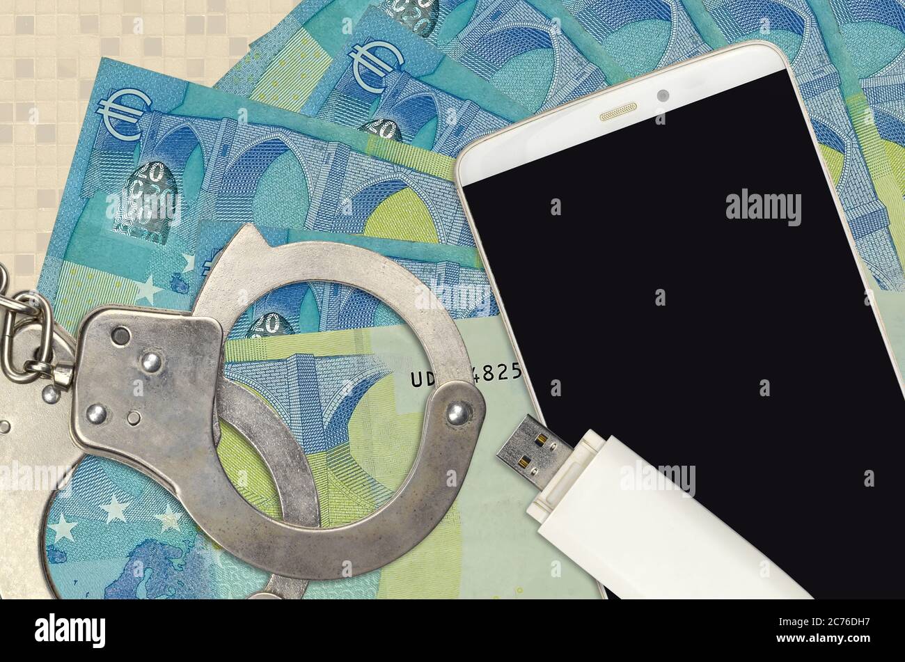 20 euro di bollette e smartphone con polsini. Concetto di attacchi di phishing da parte di hacker, truffa illegale o distribuzione online di software spyware Foto Stock