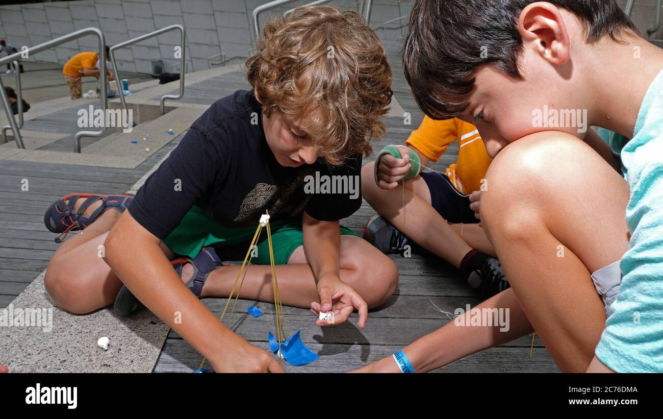 Giorno Camp, Brooklyn, New York City. I bambini costruiscono torri dagli spaghetti per imparare a conoscere il lavoro di squadra e l'equilibrio. Modello rilasciato. Foto Stock