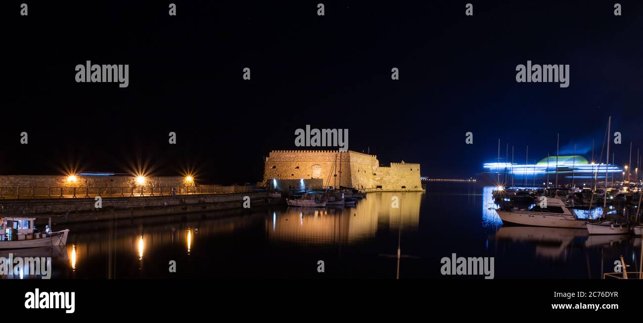 Vista sul porto vecchio di Candia con la Fortezza Veneziana di Koules di notte. Creta, Grecia. Heraklion di notte. Forte di Koule a Iraklion, notte. Foto Stock