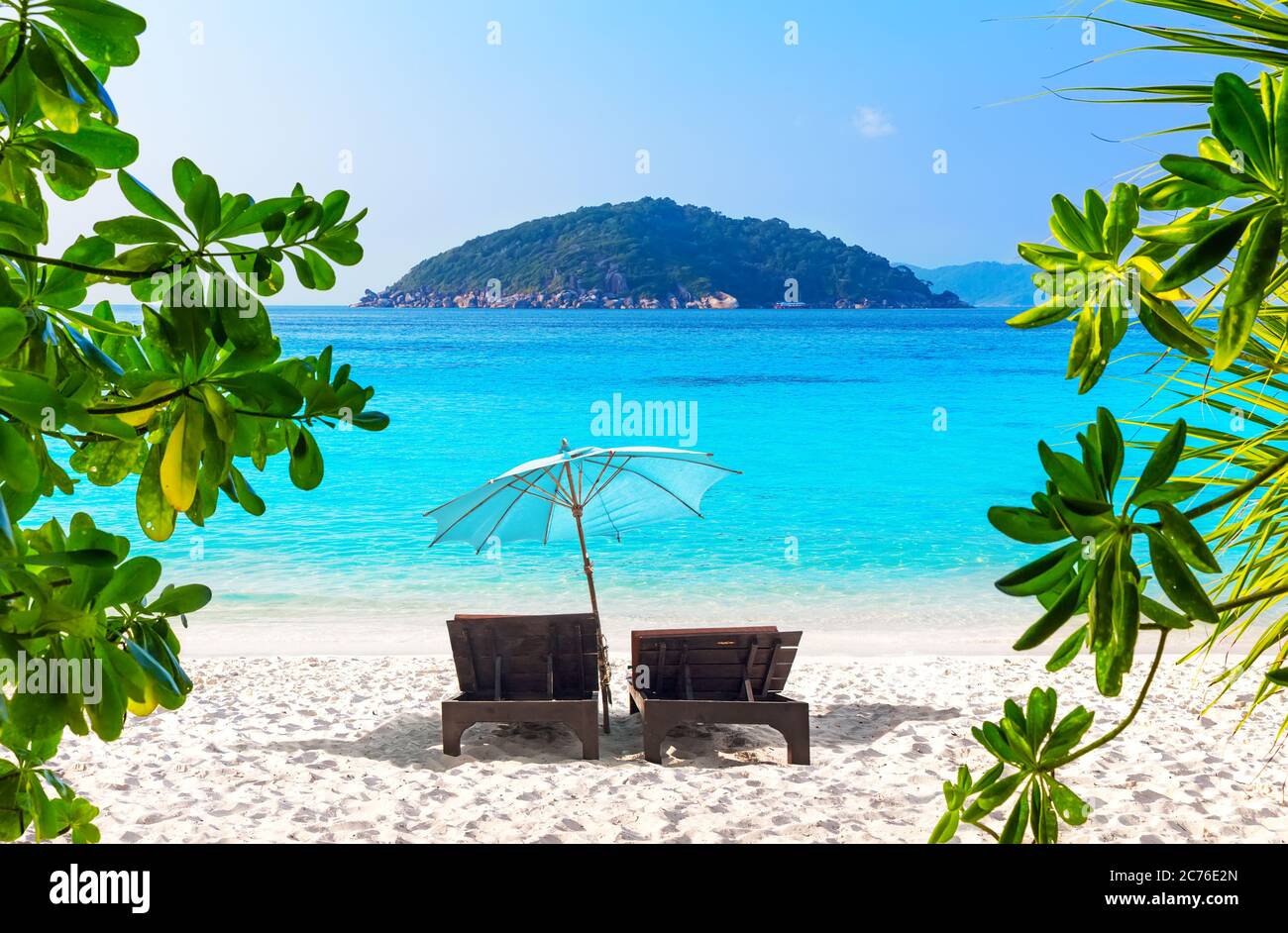 Sedie a sdraio con ombrellone e bellissima spiaggia di sabbia a Punta Cana, Repubblica Dominicana. Spiaggia tropicale di sabbia bianca e acque turchesi. Viaggi estate ho Foto Stock