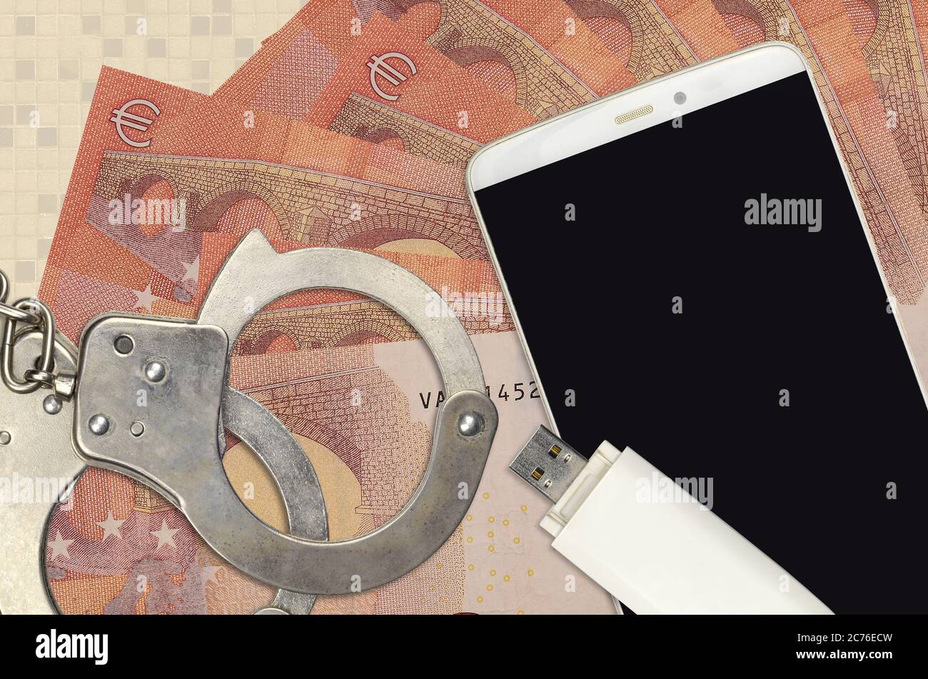 10 euro di bollette e smartphone con polsini. Concetto di attacchi di phishing da parte di hacker, truffa illegale o distribuzione online di software spyware Foto Stock