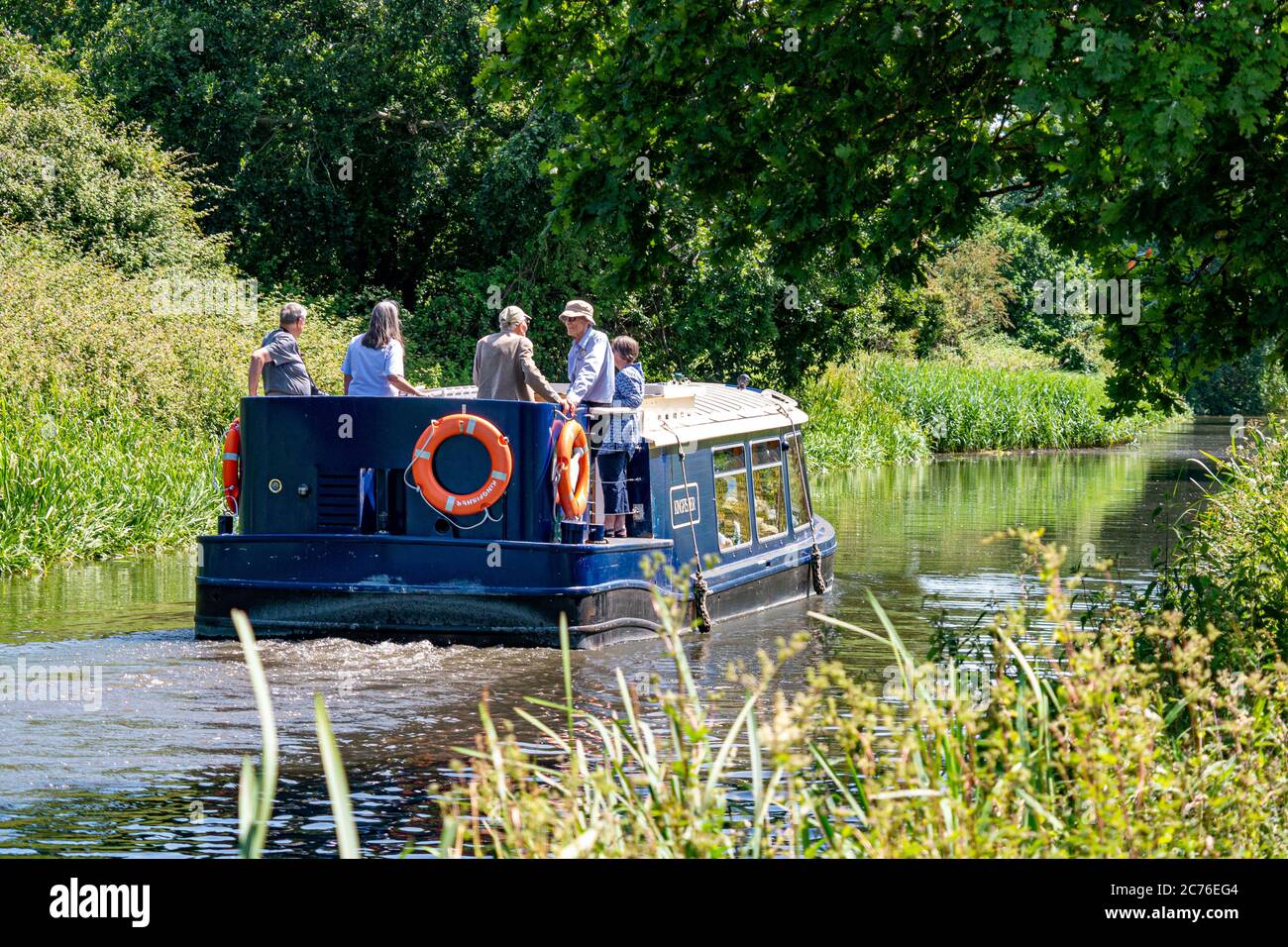 La barca Kingfisher Pleasure sul Chichester Ship Canal, West Sussex, Inghilterra, Regno Unito. Foto Stock