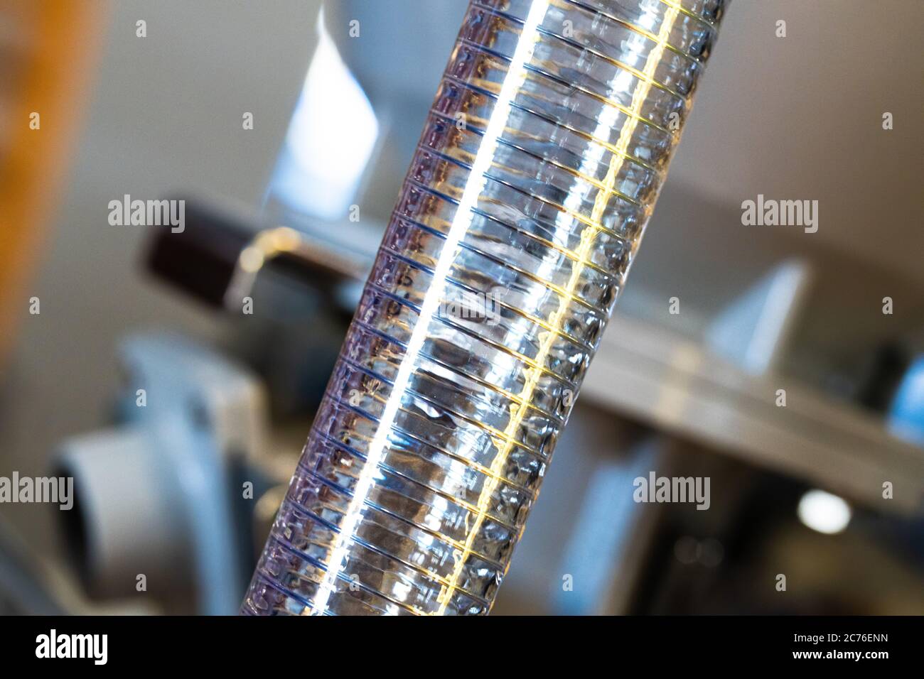 Primo piano di un tubo flessibile corrugato in plastica in fabbrica industriale Foto Stock