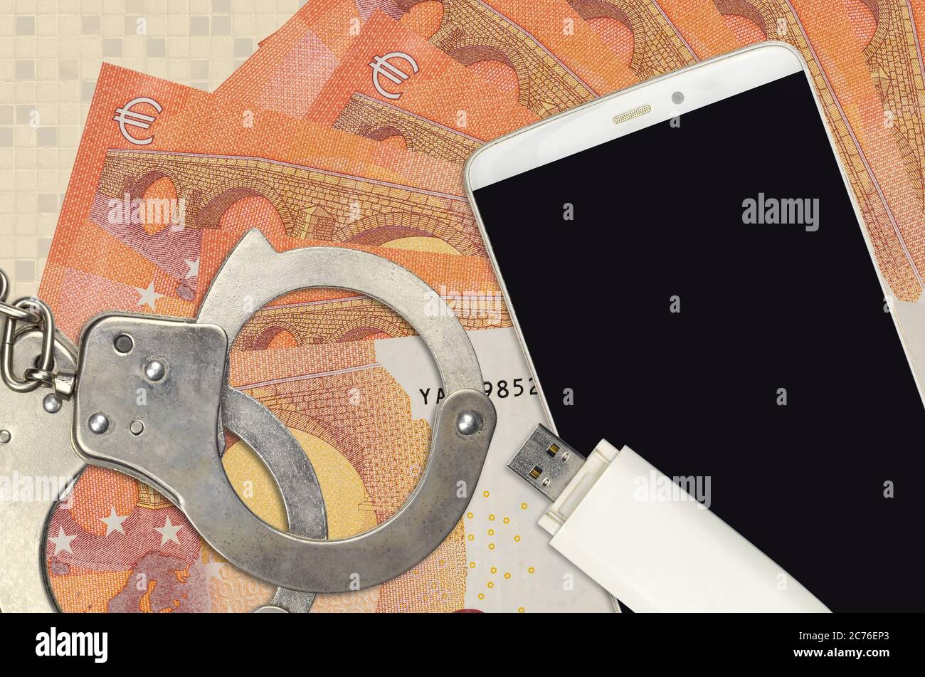 10 euro di bollette e smartphone con polsini. Concetto di attacchi di phishing da parte di hacker, truffa illegale o distribuzione online di software spyware Foto Stock