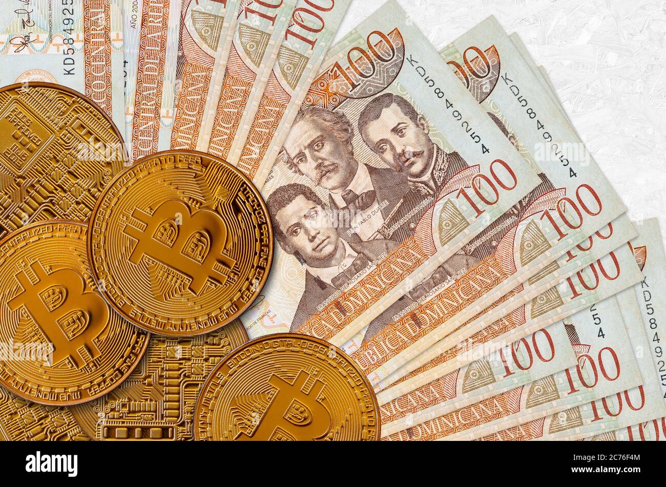 100 pesos dominicani e monete d'oro. Concetto di investimento in criptovaluta. Crypto mining o transazioni commerciali Foto Stock