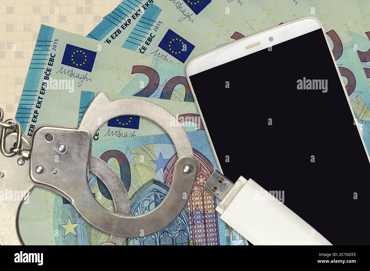 20 euro di bollette e smartphone con polsini. Concetto di attacchi di phishing da parte di hacker, truffa illegale o distribuzione online di software spyware Foto Stock